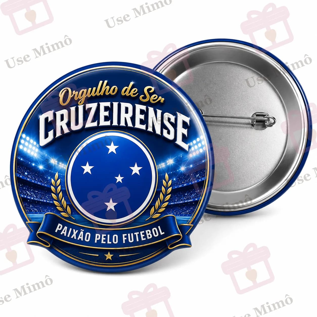 Botton redondo com fundo azul, escrito Orgulho de Ser CRUZEIRENSE, Paixão pelo Futebol, com círculo central azul e estrelas e detalhes em dourado e branco, com alfinete atrás.