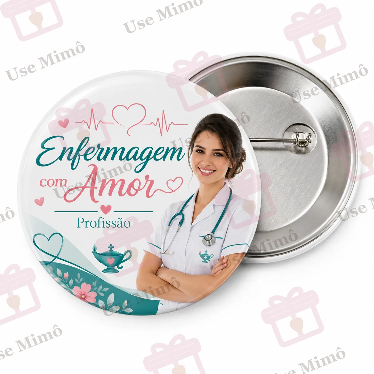 Botton redondo com imagem de uma enfermeira e texto "Enfermagem com Amor" em cores rosa e verde.
