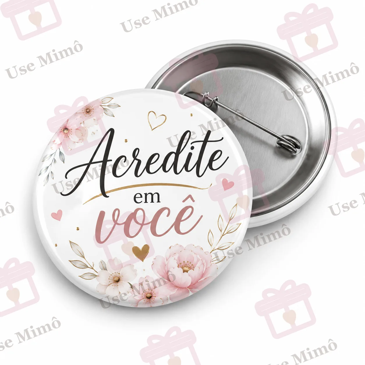 Botton redondo branco com texto "Acredite em você" em preto e rosa, decorado com flores e corações, com alfinete atrás.
