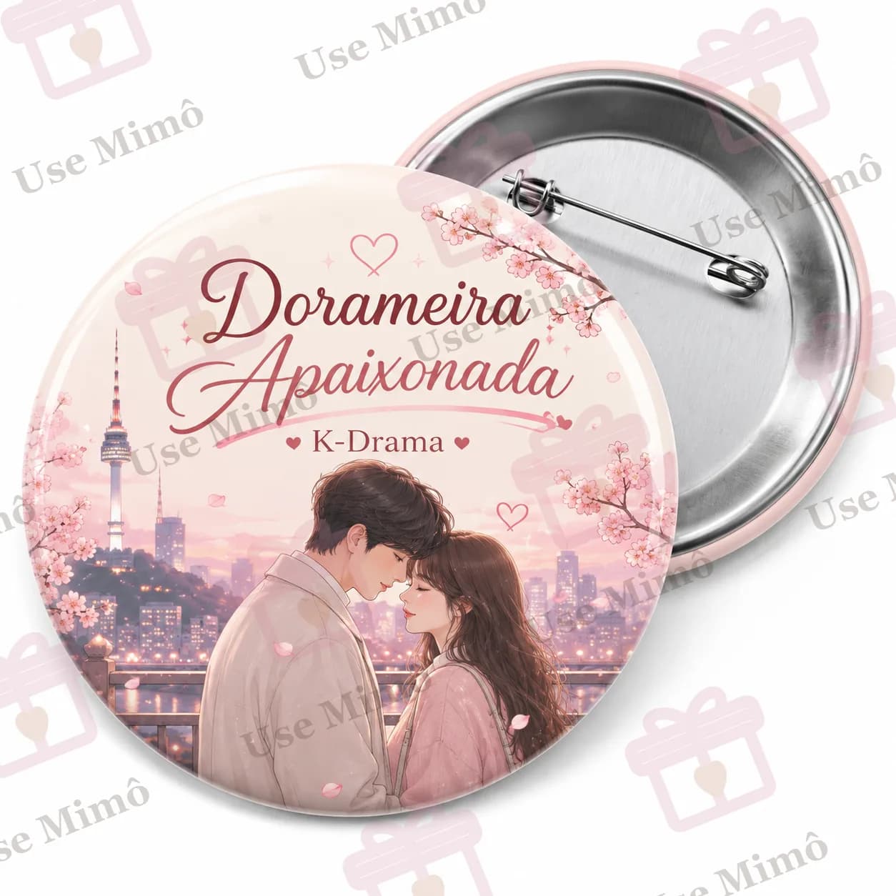 Botton redondo com casal de personagens de K-Drama em tons de rosa com texto "Dorameira Apaixonada K-Drama".